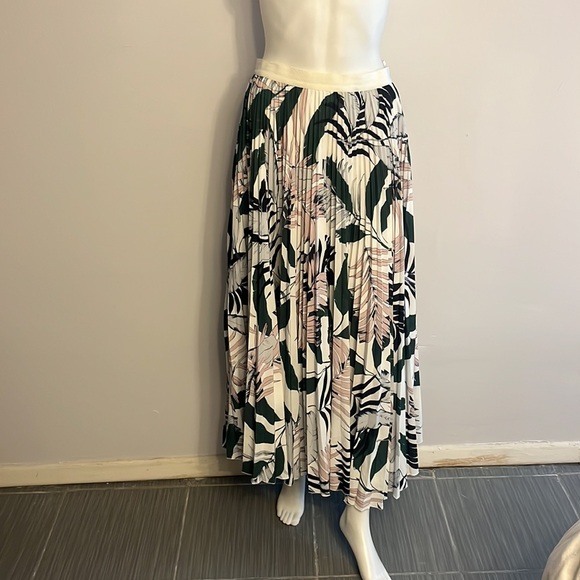 Womens size medium maxi pleated skirt - Picture 9 of 11